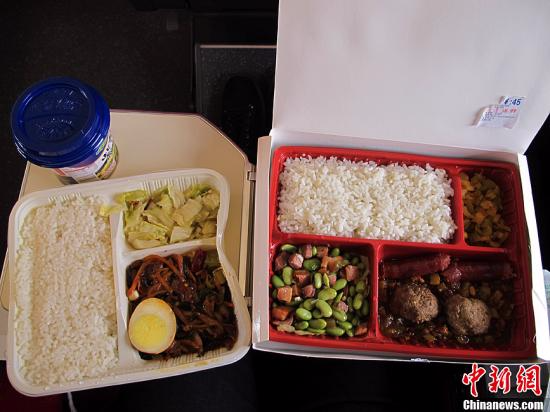 资料图 高铁上45元的盒饭与15元的盒饭。<a target='_blank' href='http://www.chinanews.com/'></table>中新社</a>发 张家瑞 摄