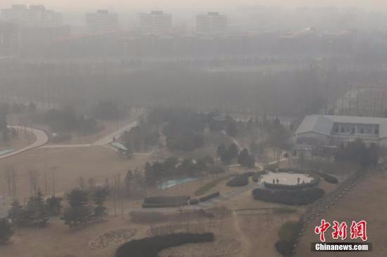 北京的雾霾天气（资料图） 中新社记者 崔楠 摄