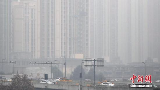 成都高楼笼罩在雾霾中（资料图）。中新社记者 张浪 摄