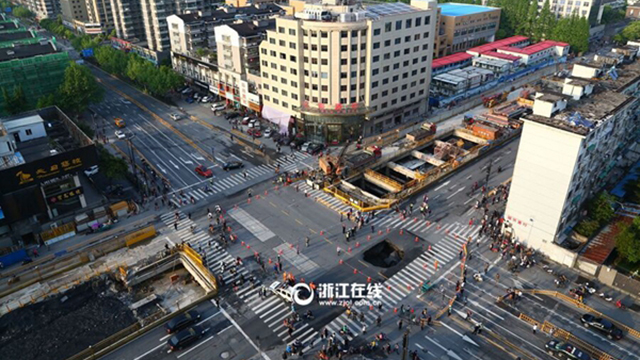 组图：杭州文二路学院路口塌陷 边上是在建地铁站