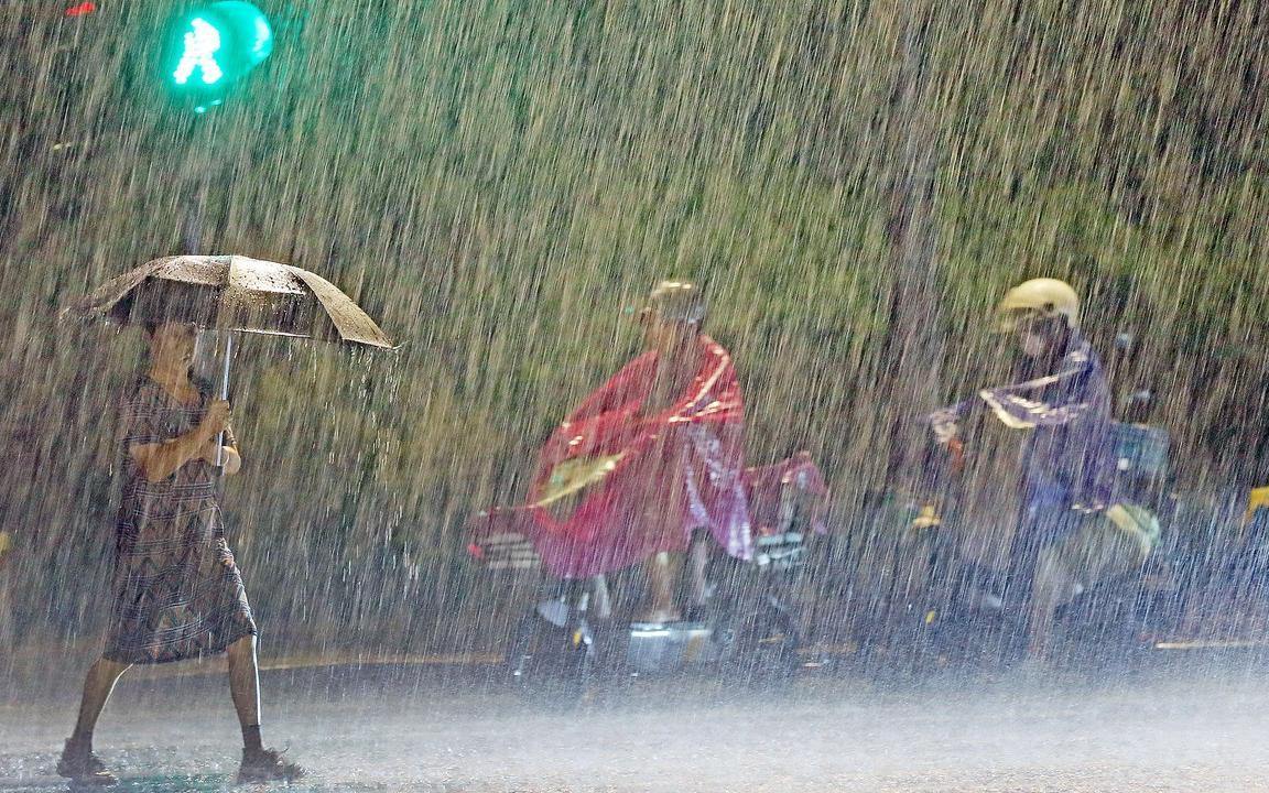 杭州暴雨来袭 高温日破纪录后即将降温