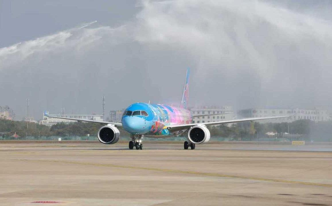 宁波市民家门口坐上国产大飞机