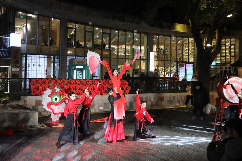 非遗快闪闹新春 阳台音乐会激活清河坊