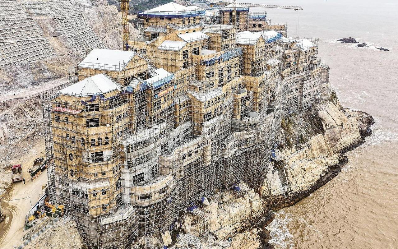 海上“悬崖酒店”主体完工