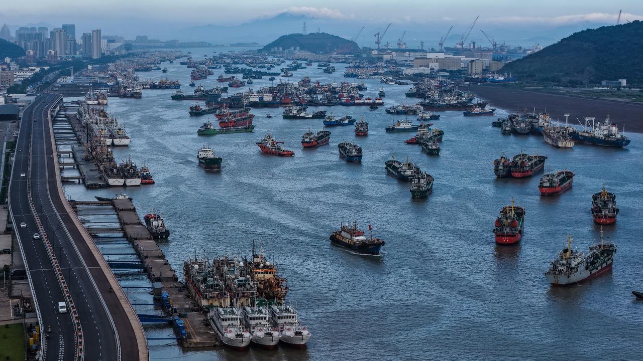 满港渔船避“巴威”