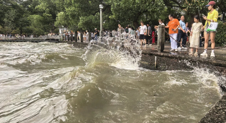 “巴威”渐行渐远 西湖风大浪高
