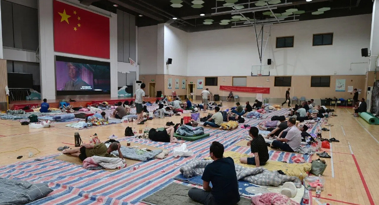 台风夜，工友在安置点平稳过渡