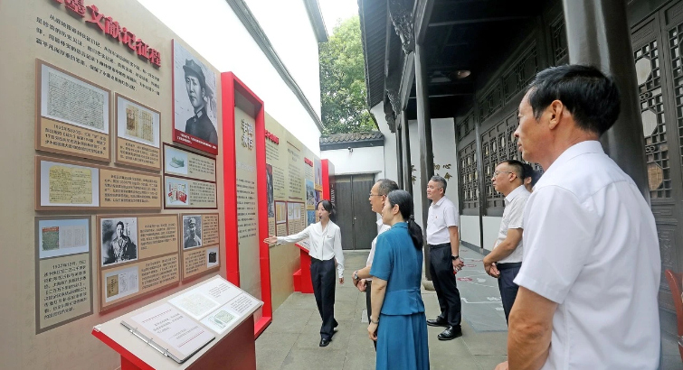 树巍峨丰碑 续长征精神 纪念长征胜利90周年图片展在杭州开展