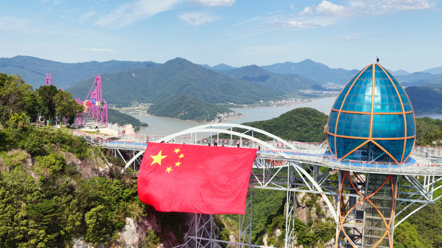 云端飘扬中国红，象山东海灵岩巨幅国旗迎国庆