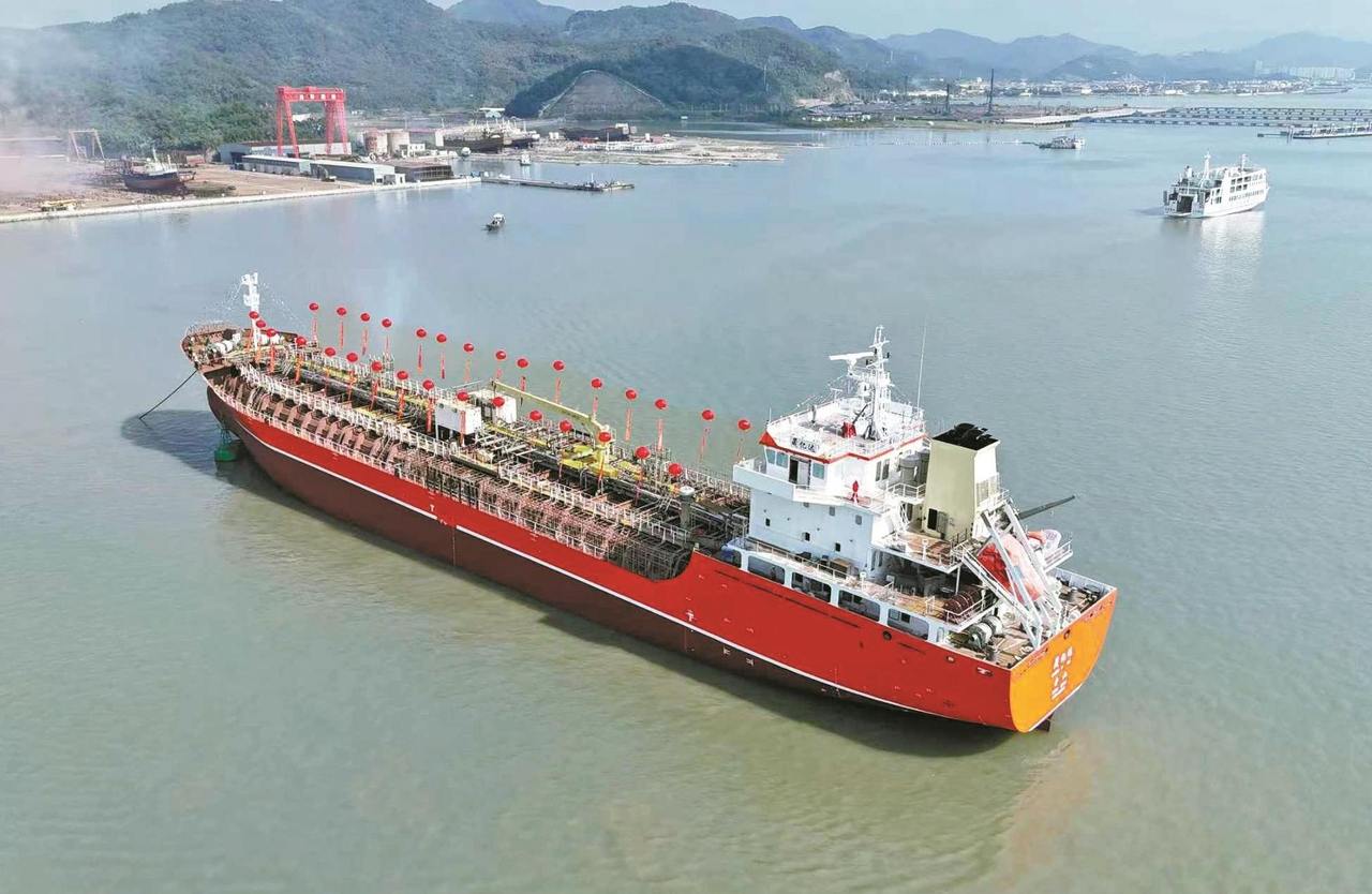 奉化7990载重吨油化船顺利下水
