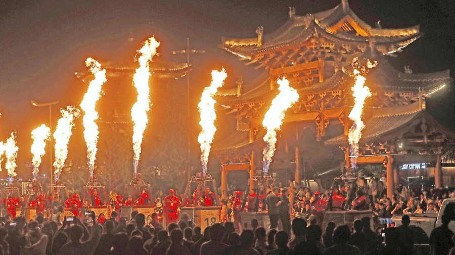 火光映古城  武义古城热气球喷火巡游燃动夜色