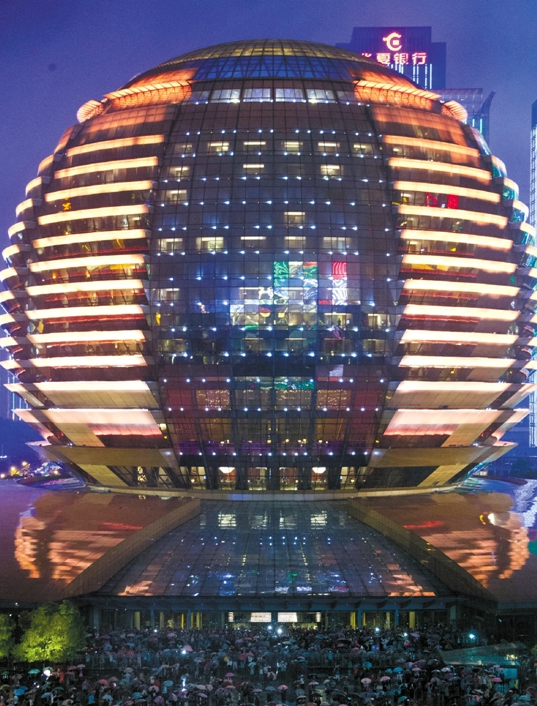 杭州国际会议中心大金球迎来如潮游客
