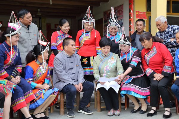 回乡的大漈乡党委书记蓝景芬代表立即走村入户开始宣讲.