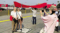 游客在天安门广场“打卡”网红景点