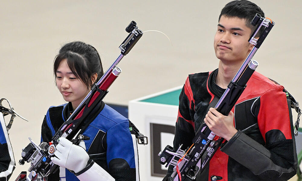 中国“00后”小将盛李豪/黄雨婷获10米气步枪混合团体金牌