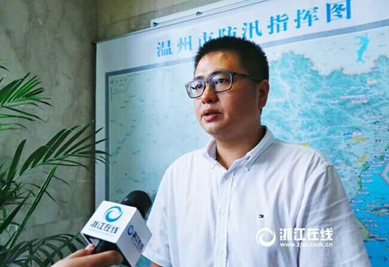 温州市防汛办主任黄凡-接受浙江在线记者采访.jpg
