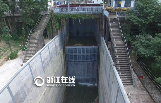 富春江船闸开始注水.jpg