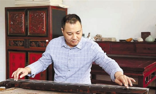 一袭白衫一张古琴古琴家金蔚惊艳世界