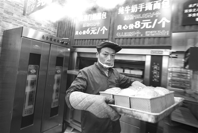 一家店的面包师傅说，他们先用牛奶和面，发酵后切开烤熟，整个流程至少三四十分钟。