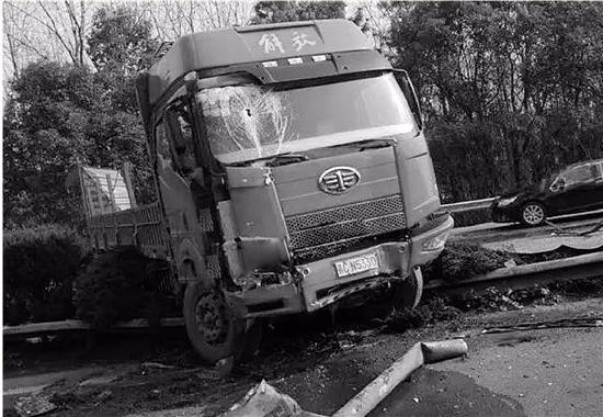 徐建国)昨天下午,杭州绕城高速北线发生一起货车相撞事故,造成1死1伤