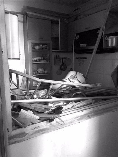 厨房里被炸得一塌糊涂