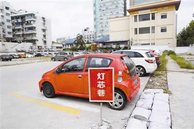 闲置的建设工地分流了部分停车。