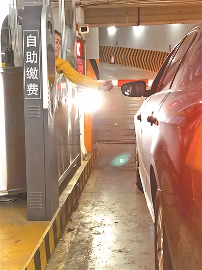 西湖文化广场的地下停车库.