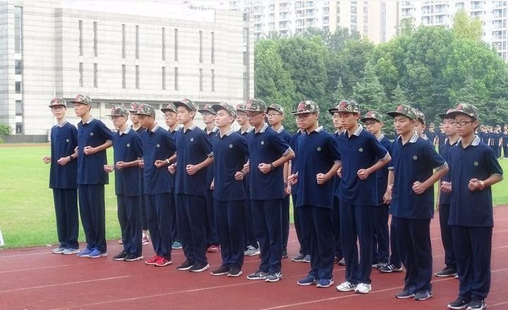 没有统一购买军训服,直接穿校服进行军训的,还有这几所学校 杭州第