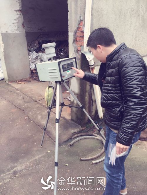 环境监测人员开展区域环境空气质量监测