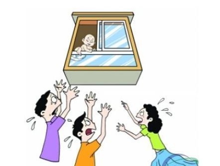 险!五岁龄童翻窗捡玩具 执法队员出手相助