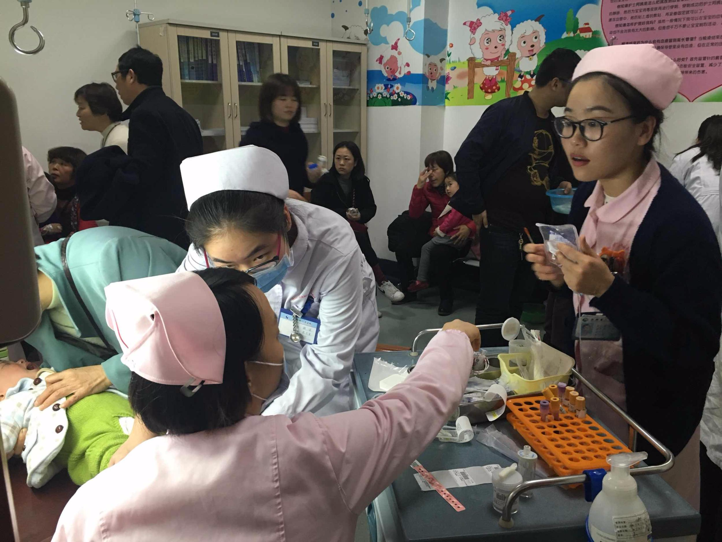24小时接诊600名 医生喝口水都顾不上
