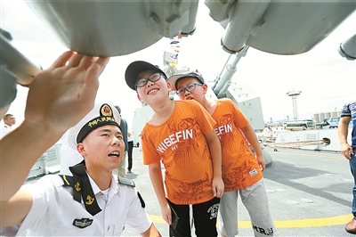 三江湧動魚水深情民擁軍意比泰山重軍愛民情似東海深東海艦隊寧波市