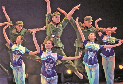 宁波市青年舞蹈团在表演群舞. (周建平摄)