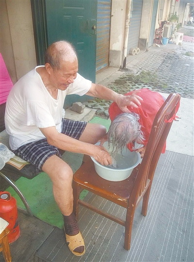 浙江纵横 宁波 正文  这几天,一张九旬老爷爷给老奶奶洗头的照片,在