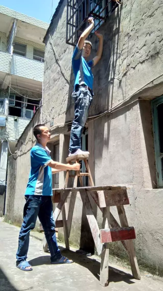 温州两名"托举哥"现身 他们说自己也是有娃的人