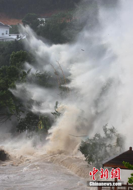 受台风玛莉亚影响 浙江温州海域掀起巨浪