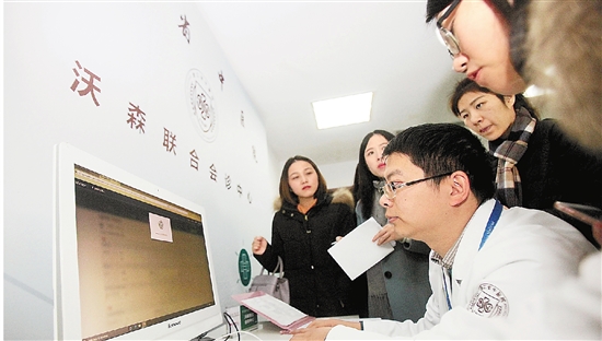 浙江首次启用人工智能辅助诊疗系统 机器人坐