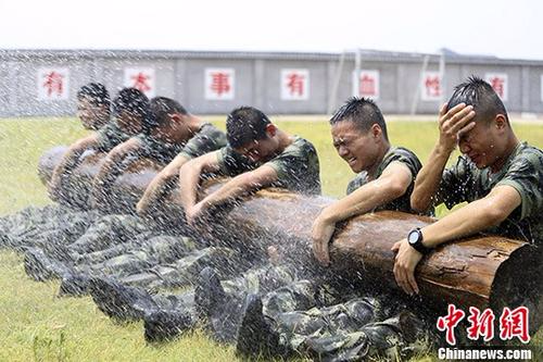 浙江武警高温酷暑泼水淬炼精兵