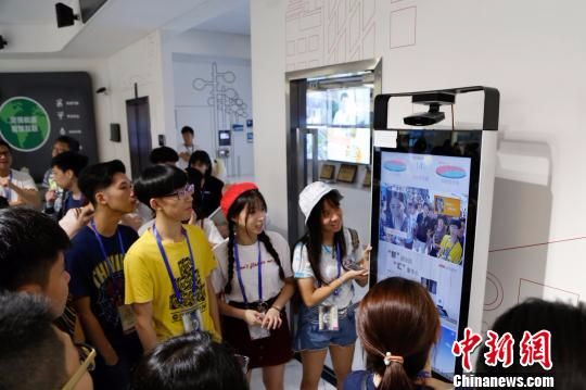 香港青年体验海康威视展示馆内的智能装备。　王远　摄