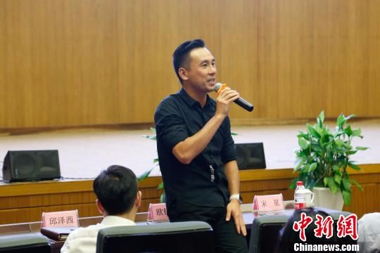 中国香港(地区)商会-浙江会长欧镇江分享在杭州创业的经验。　王远 摄