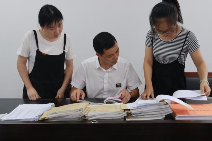 巡察组成员在核对账目。编者按：巡察是巡视在基层的延伸，是以党风