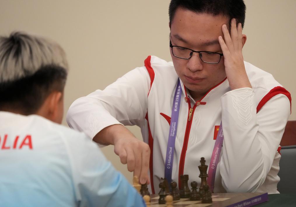 在妈妈面前,国际象棋冠军“害羞”了